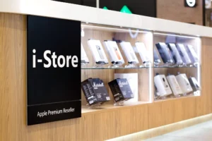 Витрина аксессуаров острова i-Store в ТРЦ Palazzo