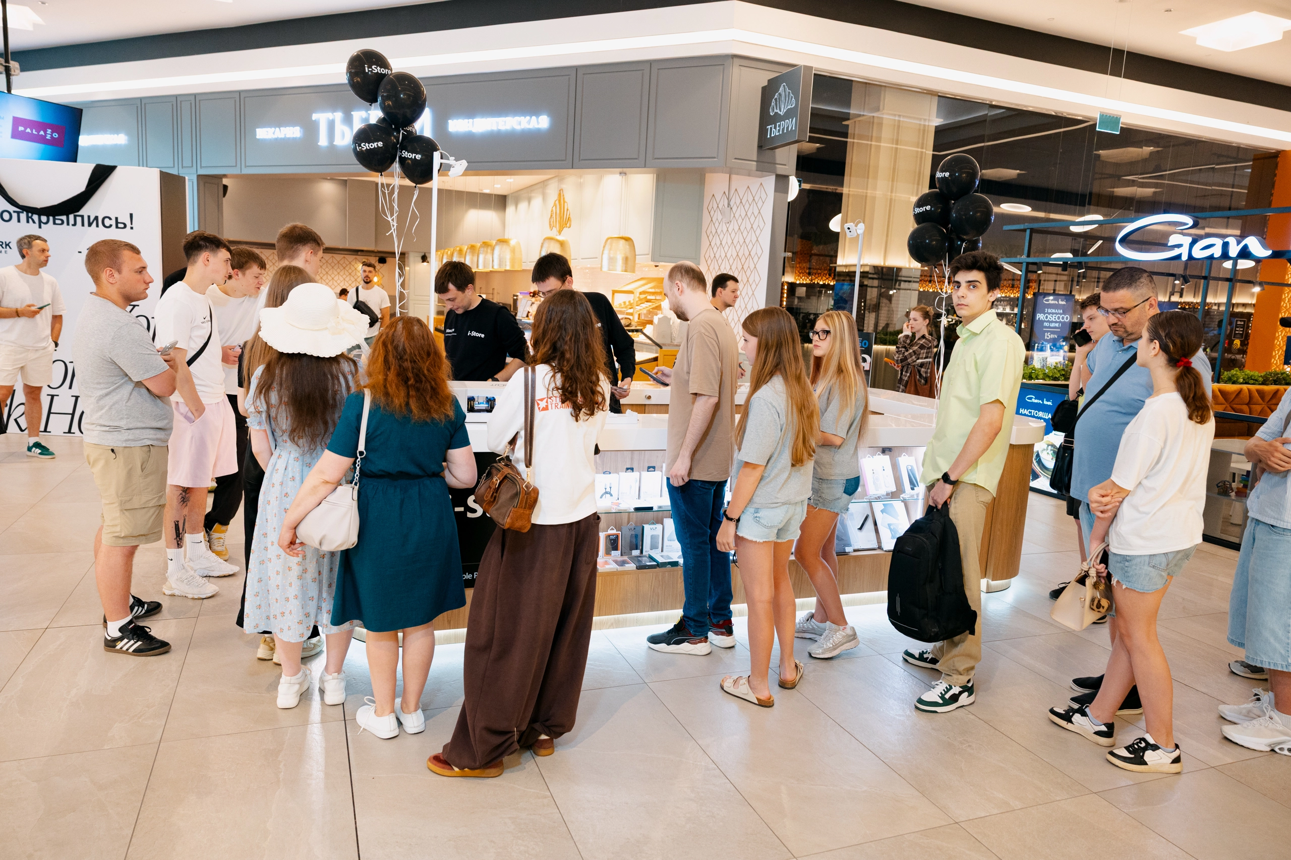 Толпа покупателей у острова i-Store в ТРЦ Palazzo