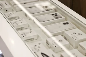 Витрина устройств Apple острова i-Store в ТРЦ Palazzo
